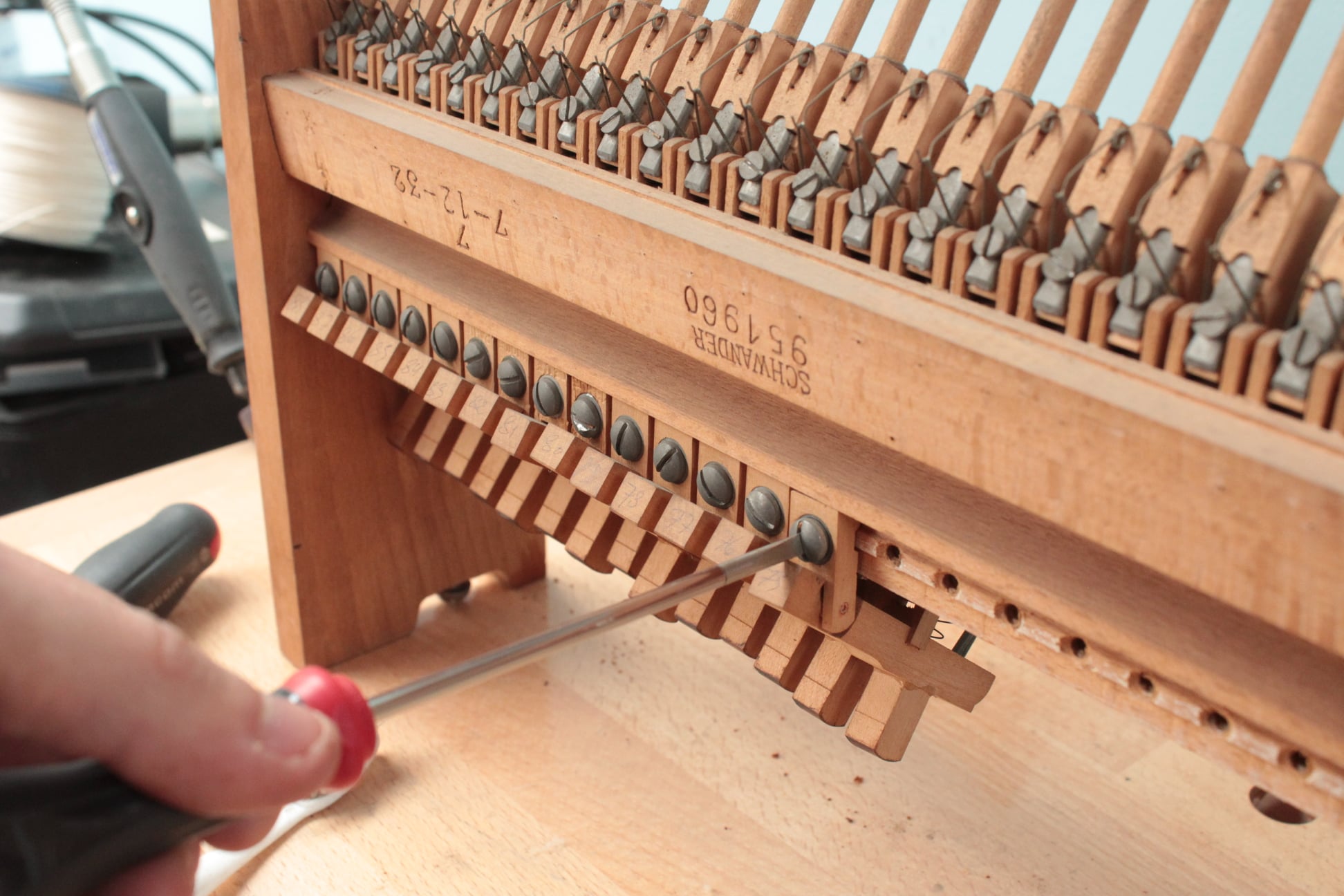 Démontage des chevalets. La date et le numéro de série de la mécanique permettent souvent de dater un piano en l'absence d'informations sur la marque elle-même.