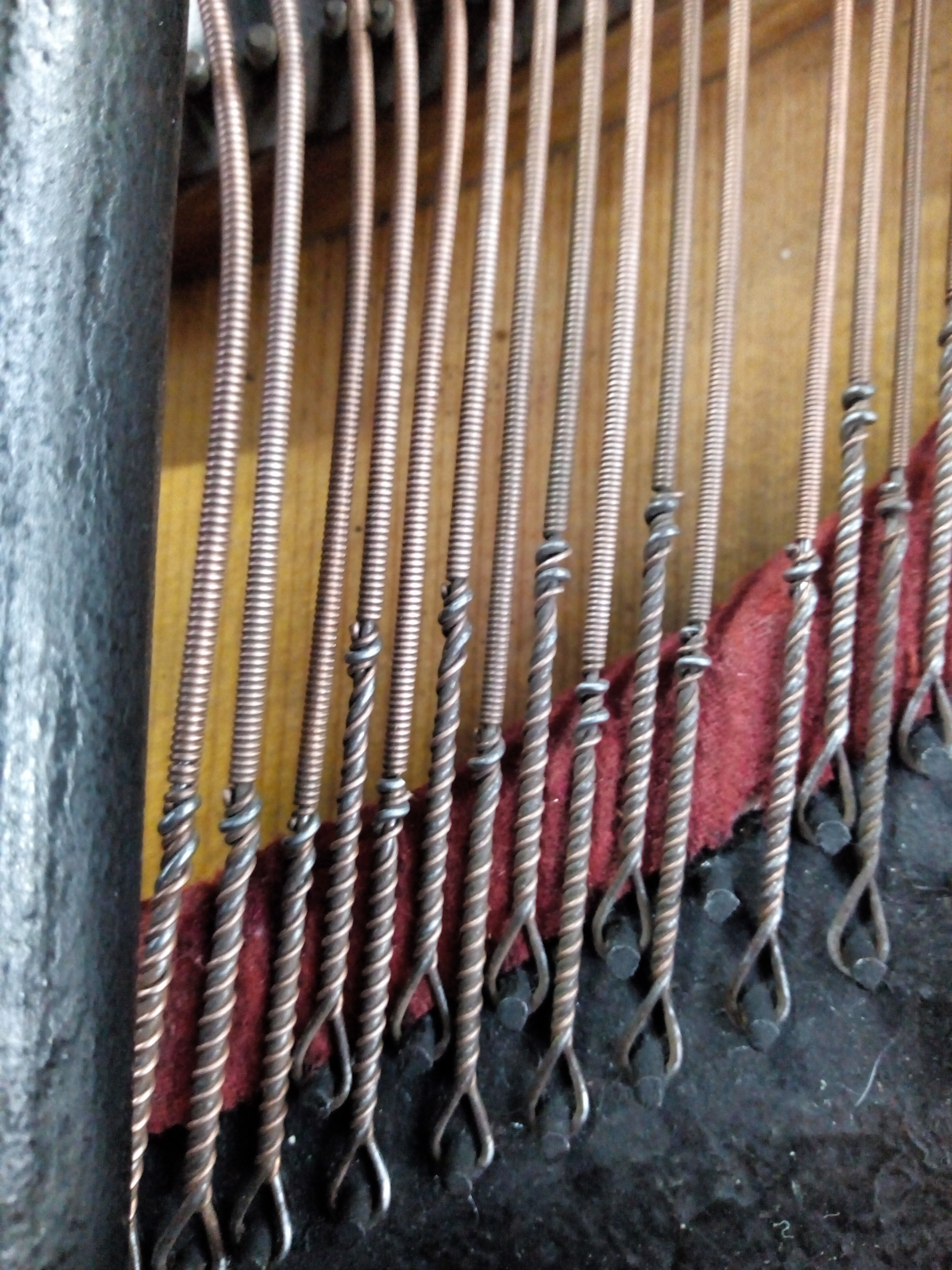 Détail des cordes filées d'origine au niveau de la bouclette.